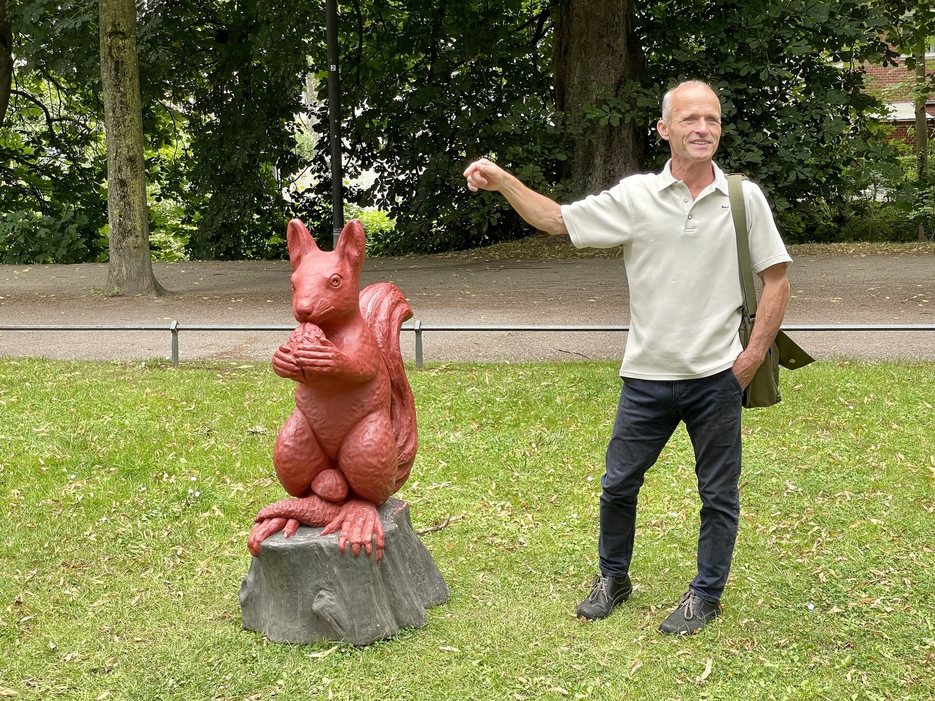 Ausstellungseröfnung-Demonstrationszug der Tiere_2.jpg